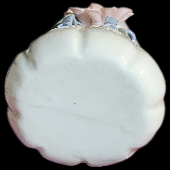 Vintage Set of 3 bud vases with raised flower in different sizes and patterns. - Picture 4 of 16